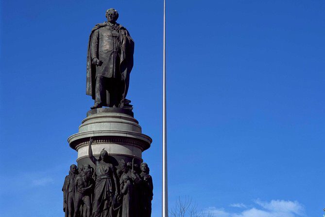 90 Minute Dublin Walking tour and Sightseeing tips - Trinity College and College Green: from St Patrick stories to student-day Dublin