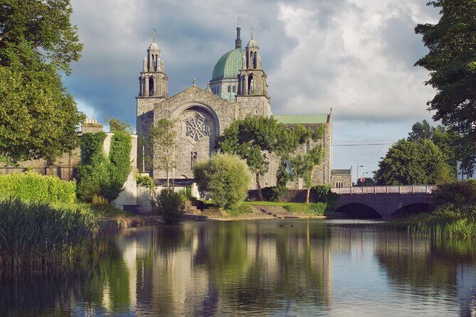 Day trip to Cliffs of Moher & Bunratty Castle and Ennis - From Dublin to two top stops: the real value of this route