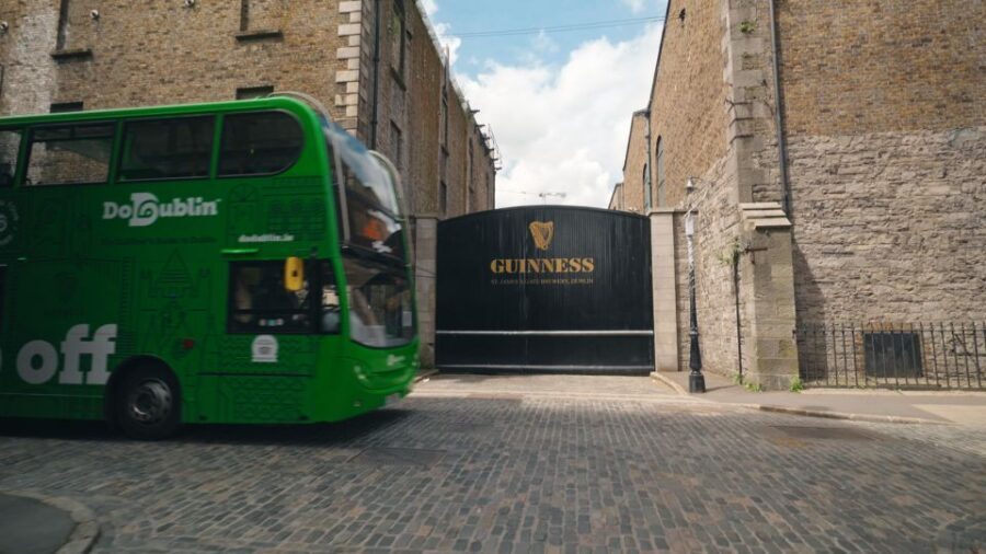 Dublin: Airport Transfer and Hop-On Hop-Off Bus Ticket - Live guides vs. audio guides: what you should choose and when