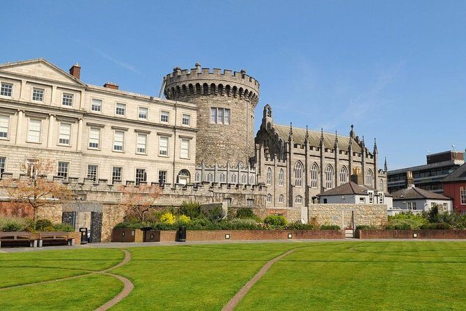 Dublin Book of Kells, Castle and Molly Malone Statue Guided Tour - Stop 4: Molly Malone statue and the Cockles and Mussels sing-along