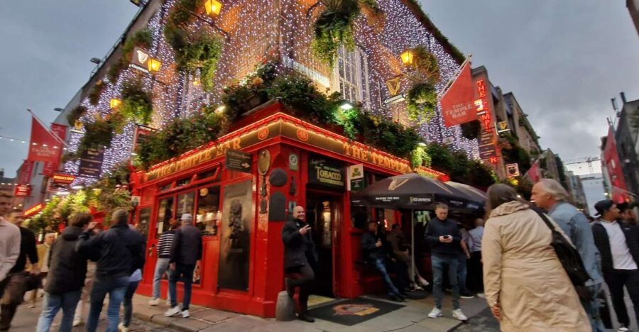 Dublin: Dublin City Highlights Private Guided Walking Tour - The Wall of Fame: A Shortcut to Modern Irish Pop Culture