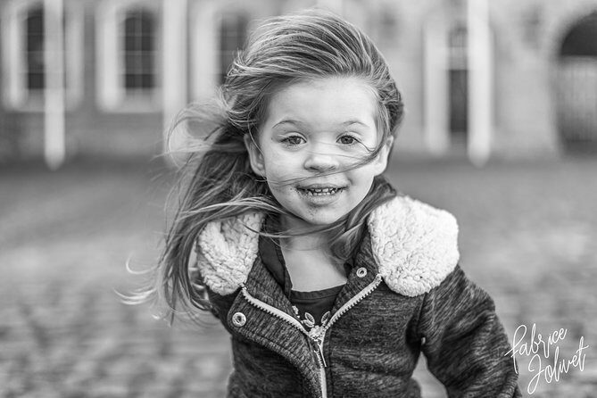 Dublin Family Adventure: Cherished Memories in Every Photo - The Quays Temple Bar and Merchants Arch: when music becomes a photo backdrop