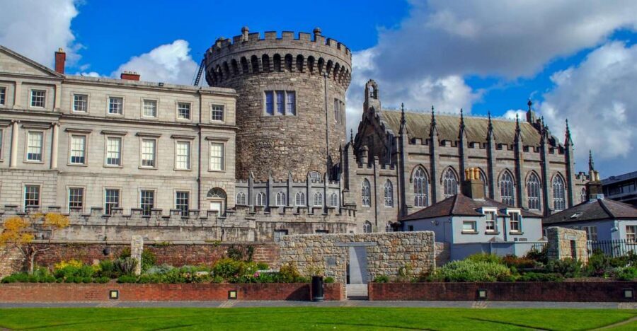 Dublin: Fast-Track Book of Kells Ticket & Dublin Castle Tour - Guides and group pace: why the right storytelling matters