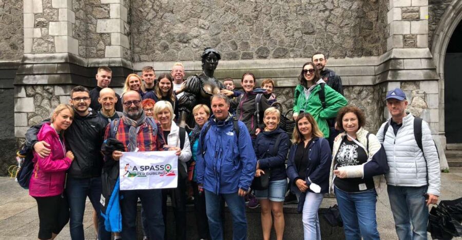 Dublin Highlights: 2.45-Hour Walking Tour in Italian - Getting oriented at Henry Grattan Monument and Trinity College