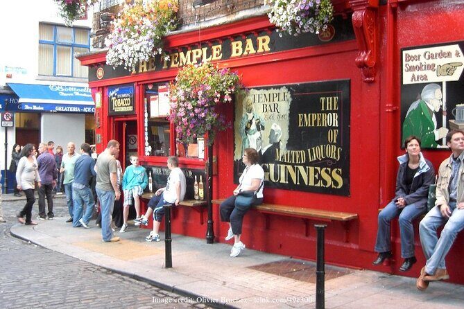 Dublin Off-The-Beaten-Path Private Literary Walking Tour - Where the tour begins: Oscar Wilde at Merrion Square