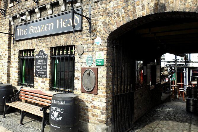 Dublin Old Town: Famous Pubs Exploration Game and Tour - The Setup: A Mystery You Play on Your Phone