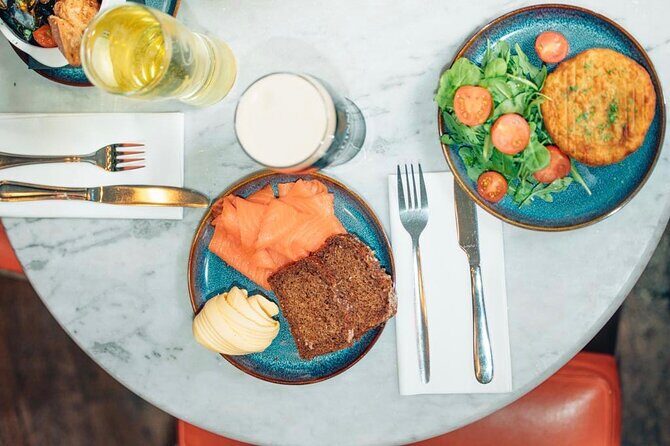 Dublin Traditional Irish 3 Course Meal Walking Tour with Local - Craft beers and ciders: what drink pairings add to the meal