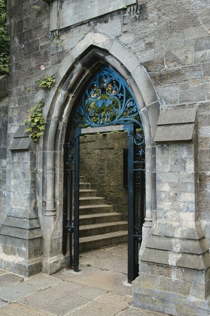 Dublin walking tour: ghosts & haunted places - Meeting at Wolfe Tone Sculpture near the Shelbourne Hotel ghost