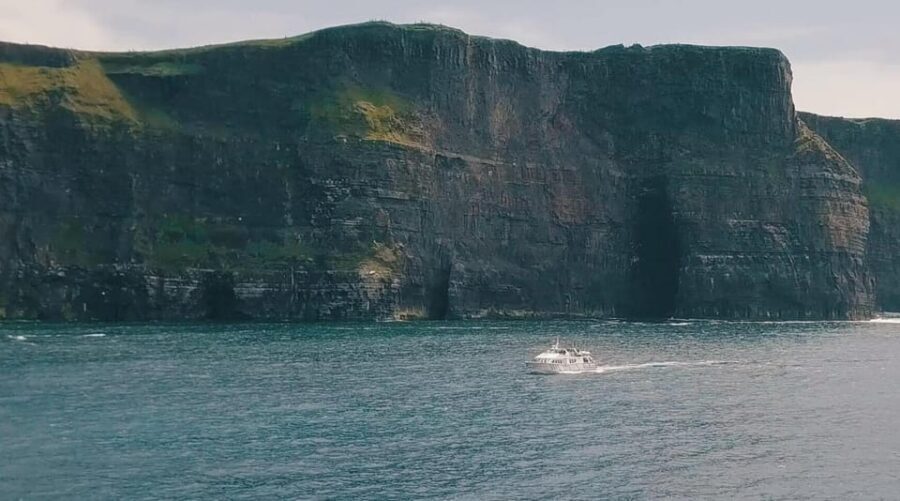 From Dublin: Galway + Cliffs of Moher Boat Cruise in Spanish - Key highlights at a glance