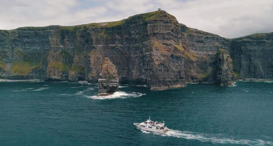 From Dublin: Galway + Cliffs of Moher Boat Cruise in Spanish - A 12-hour plan from Burgh Quay to the Atlantic