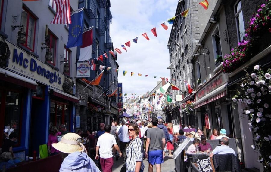 From Dublin: Galway + Cliffs of Moher Boat Cruise in Spanish - Food and breaks: how the day handles real-life needs