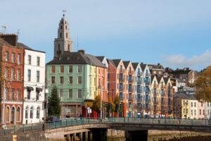 From Dublin:Cork,Cahir Castle,Rock of Cashel Tour in Spanish - Cahir Castle on the Suir River: the stronghold you can actually picture
