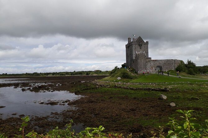 Scogliere di moher e Galway in italiano - Dunguaire Castle: lo vedi, ma non è il fulcro