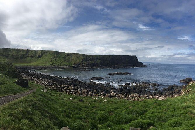 Spanish Belfast And Giants Causeway Tour - Belfast by Bus: Murals, Peace Wall, and the Titanic Area Without the Stress
