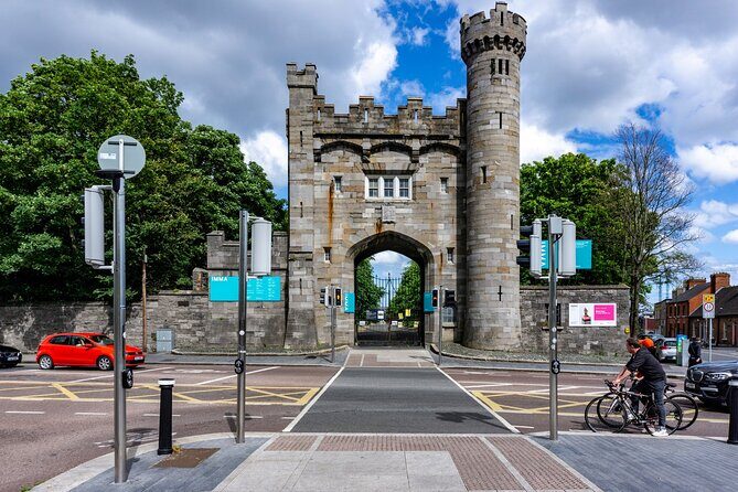 The Dublin Incident: Alien, Whiskey & Clues Exploration Game - Irish Museum of Modern Art: a puzzle-friendly pause in the middle