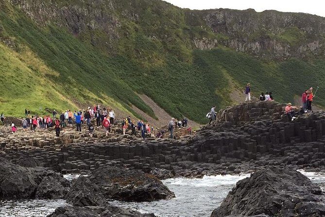 The Giant's Causeway, Dunluce Castel and Belfast - Spanish guide - Dublin pickup and how the day starts (8:00 AM and mobile ticket)