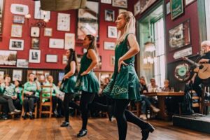 The Irish Dance Party in Dublin - The Irish musicians and MC: what the singer actually does