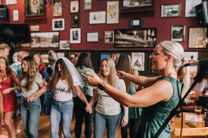 The Irish Dance Party in Dublin - The dance lesson part: three group dances you can join