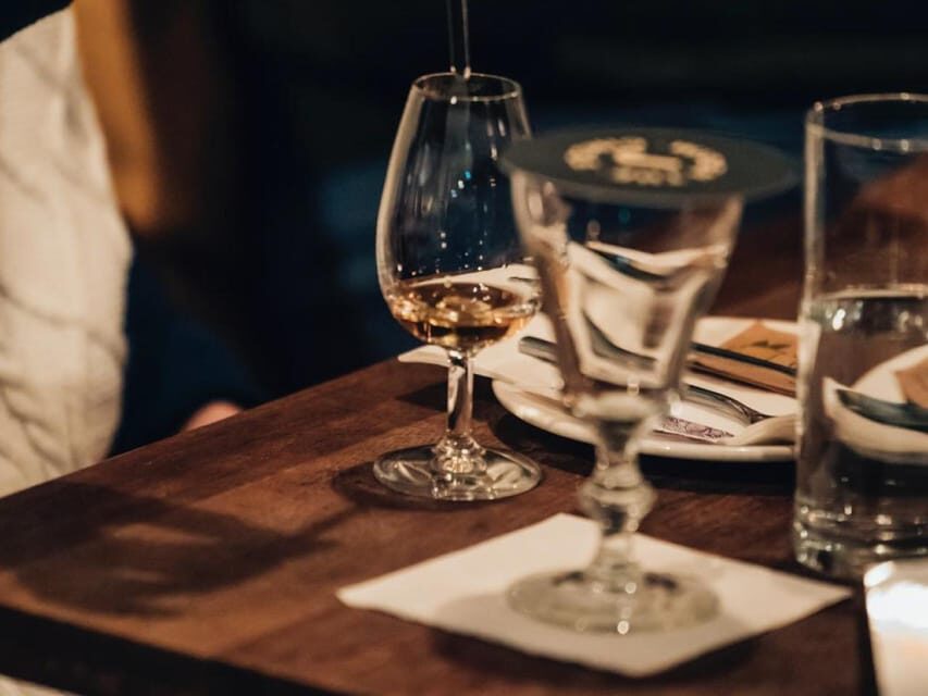 The Whiskey Trail - The 3-hour itinerary: how the night moves from story to glass to snack