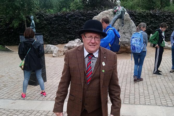 Walking tour in Merrion Square Park - Dublin Rogues Tour - Dave Kavanagh’s storytelling: humor that keeps history usable