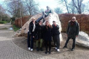 Walking tour in Merrion Square Park with a pint of Guinness Dublin Rogues Tour - From statues to characters: why the details feel more alive